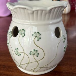 Shamrock- decorated wax melt warmer